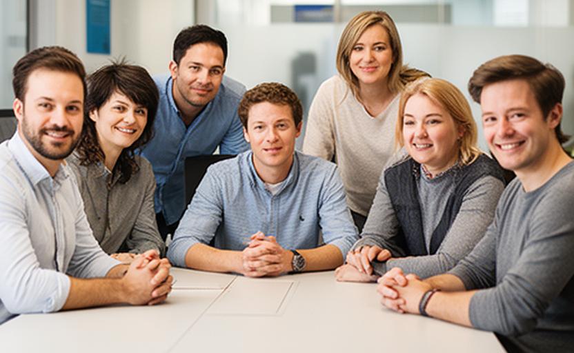 Teamfoto van de medewerkers van Veenstra Innovate tijdens een informele bespreking op kantoor in Nieuwleusen